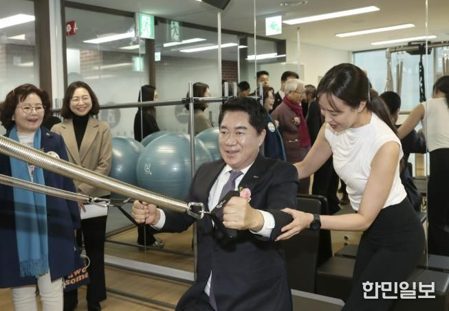 지난달 개최된 관악더행복마루 개관식에서 기구 필라테스 체험하는 박준희 관악구청장