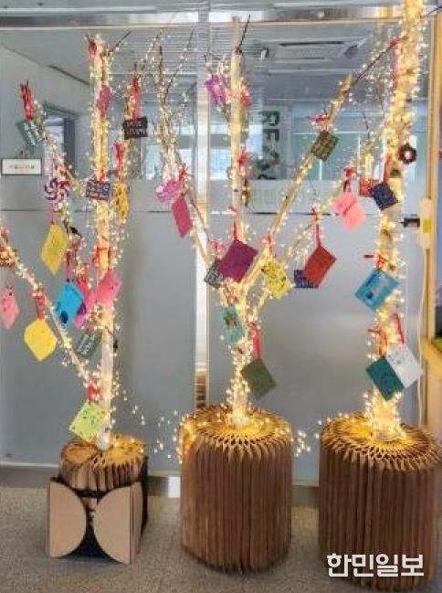 서대문구 자원되살림센터 로비에 설치된 ‘친환경 크리스마스트리’