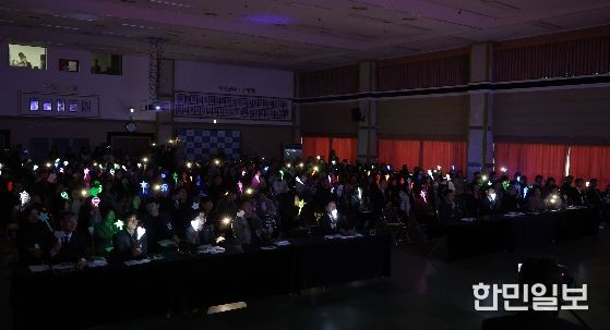 광산구 ‘시민의 힘! 광장의 빛으로 채우는 민주주의’ 퍼포먼스 사진.