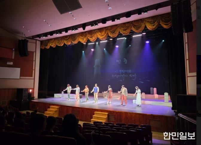 12월 3일 예술공연문화체험 프로그램에 출연한 광주뮤지컬단 ‘다락’의 5·18 창작 뮤지컬 ‘망월: 달을 바라다’ 공연 장면