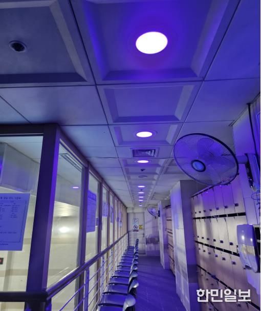 문화체육센터 수영장 대기 공간에 항균등을 설치한 사진