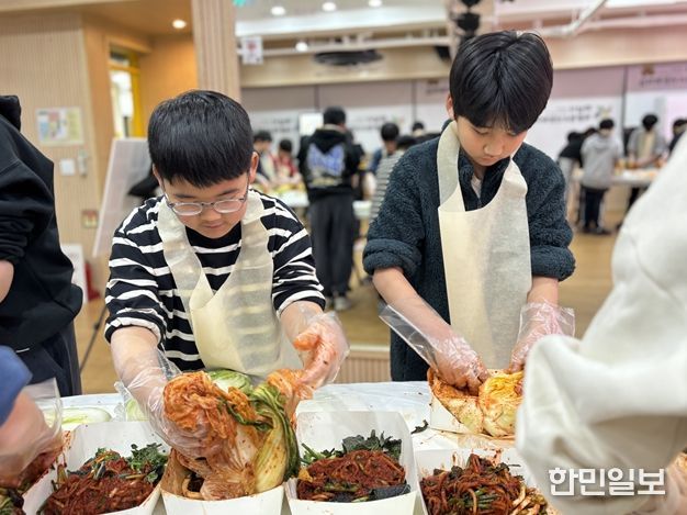 하남시덕풍청소년문화의집 그랑청소년방과후아카데미 청소년들이 담근 ‘사랑의 김장김치’