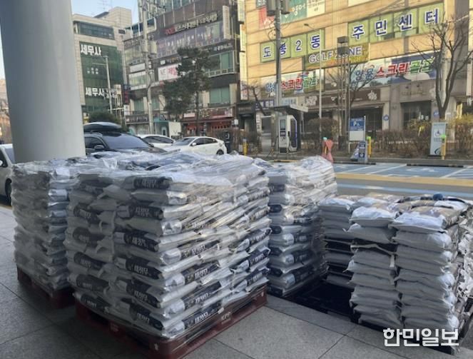 도봉구 지난 12월 2일 (주)기아자동차 쌍문대리점으로부터 백미 10kg 460포(약 1,600만 원 상당)를 전달받았다.