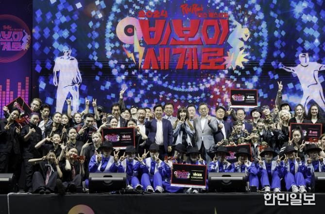 ‘2024 레드로드국제 스트리트 댄스 페스티벌’ 우승자들과 기념촬영을 한 박강수 마포구청장