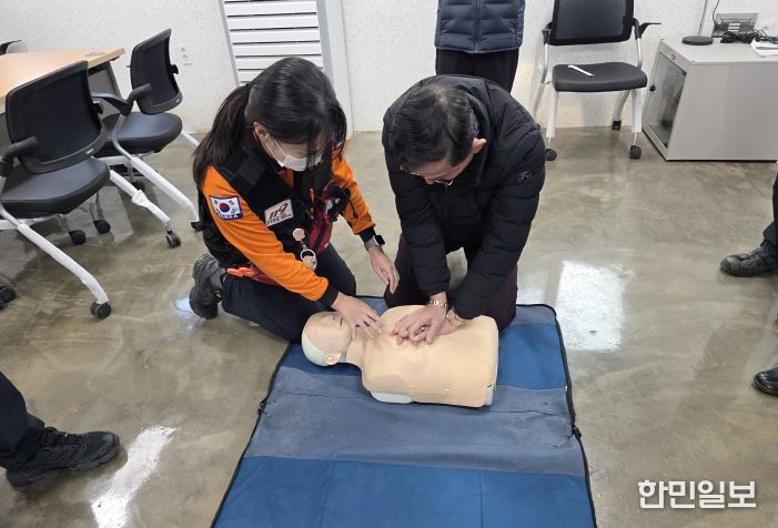 창녕정기시장 상인회에서 소방서로부터 전통시장 안전점검과 병행한 심폐소생술 교육을 받고 있다.