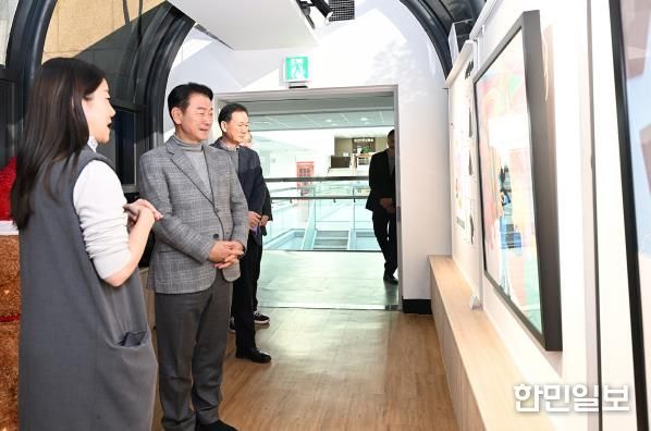 김동근 시장이 12월 4일 본관‧제1별관 연결통로에 마련된 ‘시민갤러리’ 전시 현장을 둘러보고 있다.