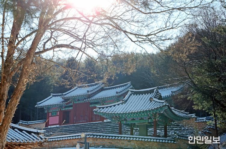 눈이 내린 뒤 해가 비치는 순간, 괴산군 청천면 화양서원의 기와지붕 위로 얹힌 눈이 서원의 윤곽을 선명하게 한다