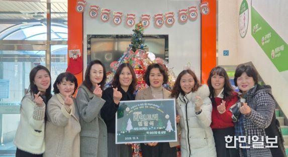 광산구 수완동에 지역사회 나눔으로 제작된‘라면 트리’가 올해도 불을 밝혔다.