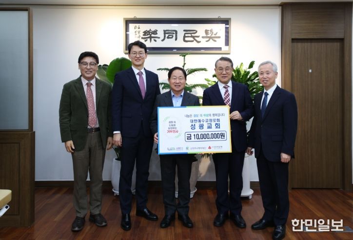 (왼쪽부터) 이성향 당서기, 고석창 후임목사, 주광덕 시장, 김희수 담임목사, 인민환 선임장로