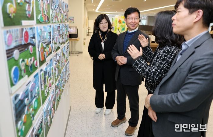 박병규 광산구청장이 지난 4일 구청 1층 ‘모두의 쉼터’에서 열린 ‘아동 권리 미술 전시회’를 찾아 아이들의 작품을 감상했다.