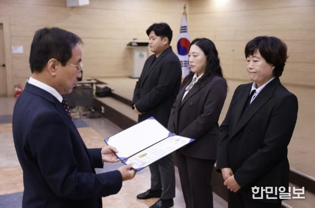 수상 사진(오른쪽부터 김진미 축수산팀장, 이미선 인구정책팀장, 김용진 주무관, 김문근 단양군수)