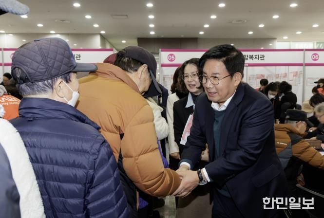 박강수 마포구청장이 ‘2025 마포구 노인일자리 박람회’에서 어르신들과 인사를 나누고 있다.