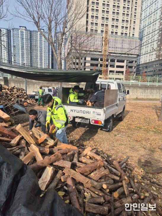 산림부산물 활용 ‘땔감 나누기’ 훈훈