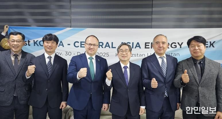 지난 5일 강상구 나주 부시장(오른쪽 세 번째)이 우즈베키스탄 경제위원회 목토르 우마로프 의장(왼쪽 세 번째)을 비롯한 관계자들을 만나 에너지 전환과 신도시 개발 분야 관련 협력을 논의했다.