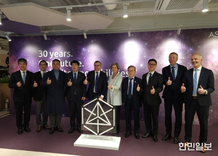 조승문 화성특례시 제2부시장이 히쳄 엠사드 ASM CEO, 이영석 ASM 코리아 대표 등 주요 내빈들과 기념촬영을 하고 있다