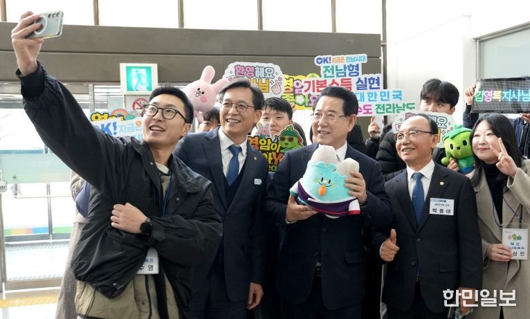 8일 영암군민회관 대회의실에서 열린 ‘영암군 정책비전 투어’ 행사에 참석한 김영록 전라남도지사가 영암군청 직원들과 함께 기념촬영을 하고 있다.