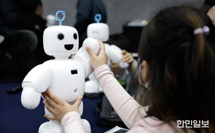 ’25. 2. ‘초등학생 AI친구 로봇사업 설명회’에서 한 어린이가 로봇 사용법을 배우고 있다