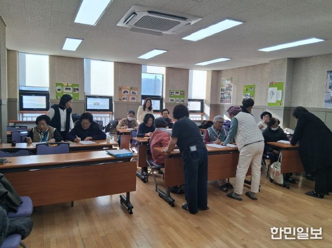 옥천군 실버미술심리상담사 수료생, 지역 어르신 찾아간다