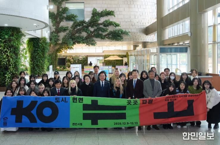 김석필 천안시장 권한대행 부시장이 9일 시청 로비에서 열린 ‘2025 지역개발 공공디자인 연구용역’ 최종보고회 연구 성과 전시를 둘러보고 있다.