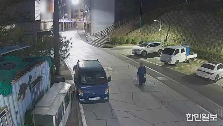 A씨가 절도한 물품을 캐리어에 숨겨 이동하는 장면