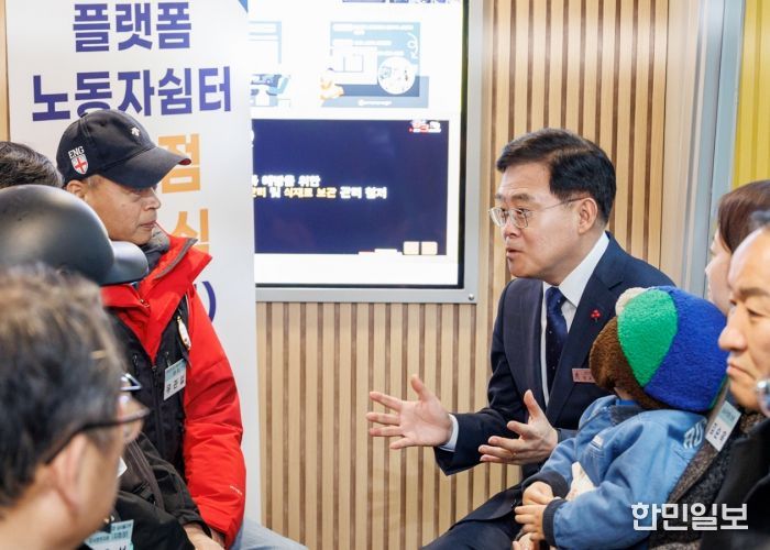 진교훈 서울 강서구청장(오른쪽 맨 뒤)이 이동노동자 쉼터 2호점 개소식에서 이동노동자와 대화를 나누고 있다.