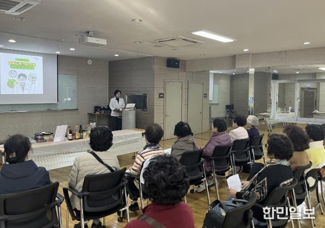 어르신들이 영양 교육을 받고 있다