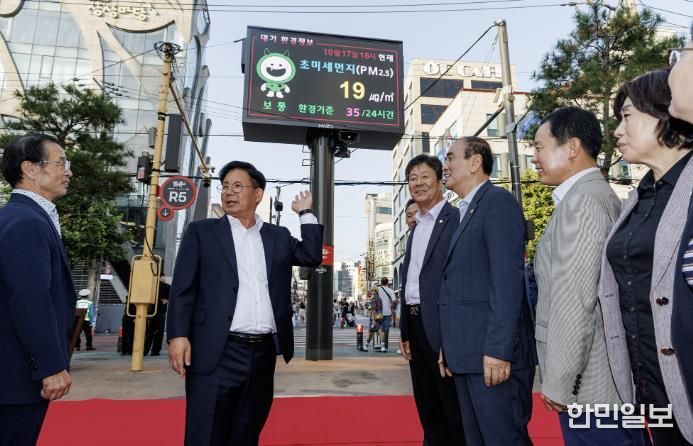 박강수 마포구청장이 미세먼지 현황이 송출되고 있는 레드로드 재난문자전광판을 살펴보고 있다.