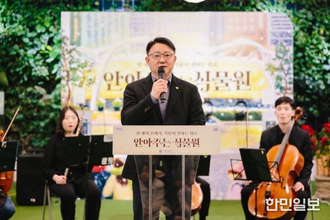 ‘안아주는 식물원’ 앙상블 공연에서 축사하는 김춘곤 의원
