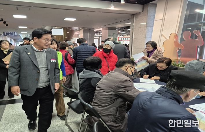 박강수 마포구청장이 ‘2026년 노인일자리 박람회’ 현장을 둘러보고 있다.