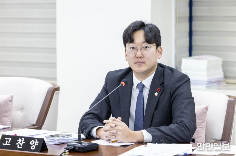 고찬양 강서구의원이 정책토론회에서 청년의 플랫폼노동 및 프리랜서와 관련하여 발언하고 있다