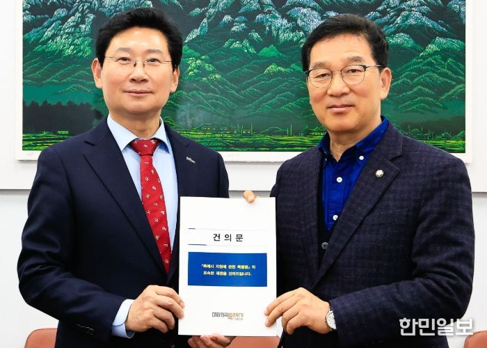 이상일 용인특례시장(왼쪽)은 10일 신정훈 국회 행정안전위원회 위원장(오른쪽)에게 특례시장협의회 공동명의로 작성된 '특례시 지원에 관한 특별법 제정 촉구 건의문'을 전달했다
