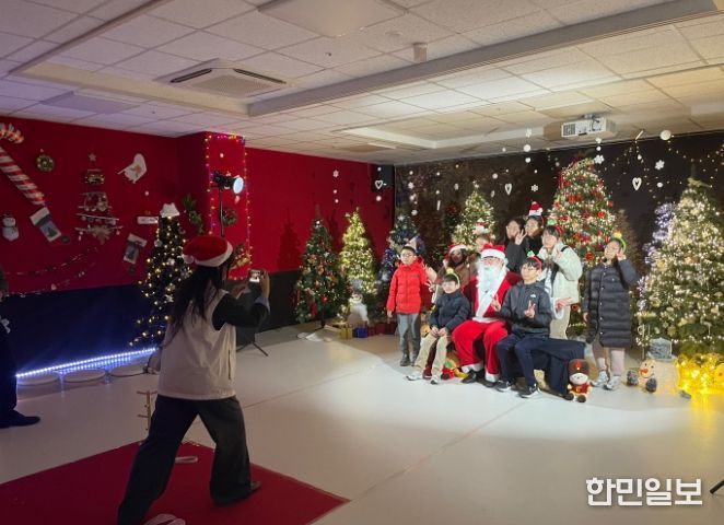 ‘메리 노르딕크리스마스’ 행사 메인 포토존에서 산타와 함께 사진을 촬영하는 시민들 모습.