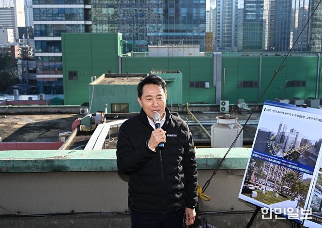 오세훈 서울시장이 11일 금천구 G밸리 국가산업단지 내 특별계획구역 민간개발부지인 교학사 부지에서 G밸리 가로숲·띠녹지 조성 계획을 설명하고 있다.