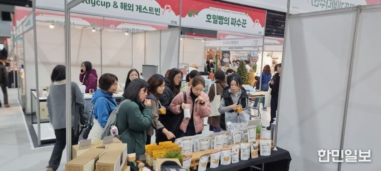 관람객들이 한부각을 시식하고 있다