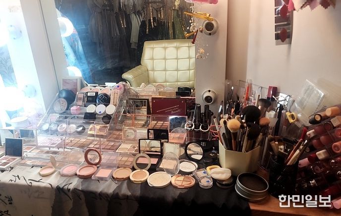 업소 내 미용 시설(거울, 의자, 미용 도구 등)