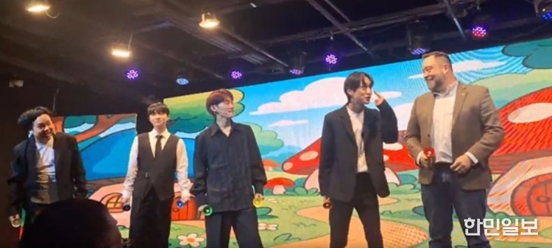 공연을 하고있는 K-Pop 개그 아이돌 과 바스티안 뢰슬러 회장 회장 (Plasmatreat Korea) (사진제공: 주한외국기업연합회 KOFA)