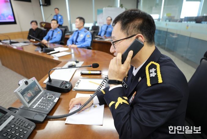 제11대 박재화 청장이 3005함장과 화상통화를 진행 중이다.
