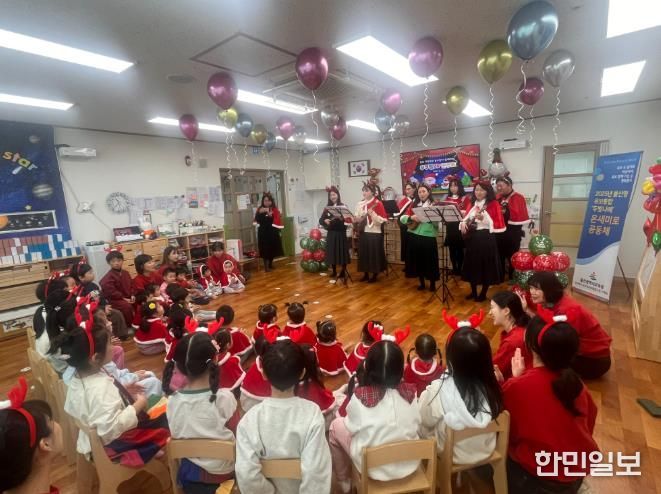 우쿠렐레 동아리가 12일 울산교육청어린이집에서 재능 나눔 활동 우쿠렐레 연주를 하고있다