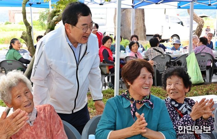 경주시가 의료·요양·돌봄 통합지원체계 구축에 나선 가운데, 한 야외 행사장에서 주낙영 경주시장이 지역 어르신들과 인사를 나누고 있다.