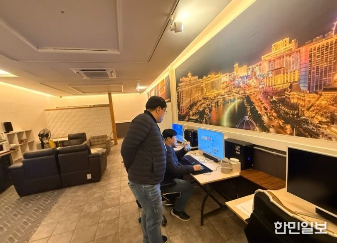 1. 천안시 동남구가 게임제공업소에 대해 합동점검을 실시하고 있다.