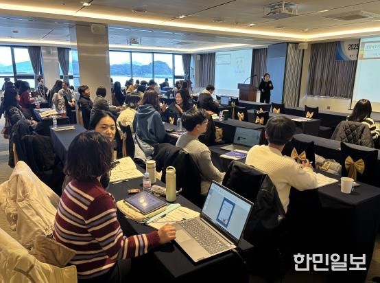 13일 여수에서 중학교 교사들이 ‘교육과정 기반의 학생 성장 중심 수업 구현’ 주제 강의를 듣고 있다.