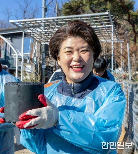 강북구의회 김명희 의장, 새마을지도자협의회 ‘사랑의 연탄 나눔 봉사 활동’ 참여
