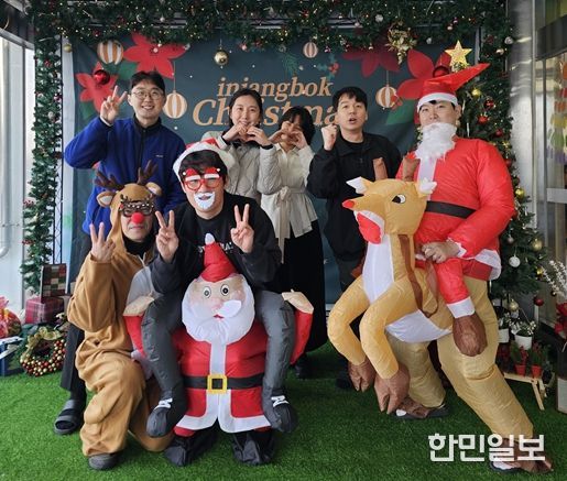 인천장애인종합복지관이 지난 11일 마련한 ‘송년 감사의 날’ 행사에 참여한 장애인들과 직원들이 ‘특별한 산타 포토존’에서 기념 촬영을 하고 있다.