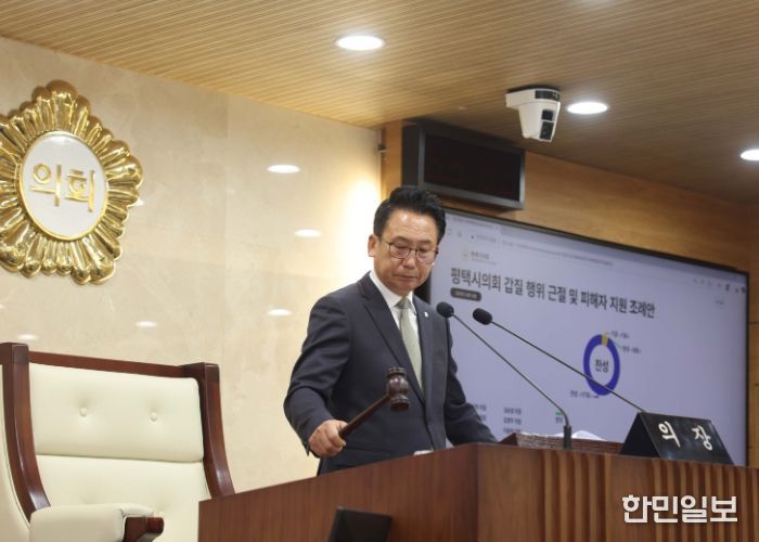 제259회 제2차 정례회 제2차 본회의에서 타봉하는 강정구의장