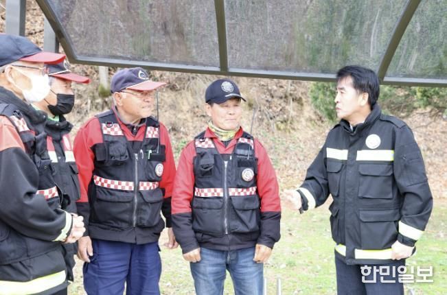 봄철 최재형 군수가 산불진화대원들을 격려하는 모습