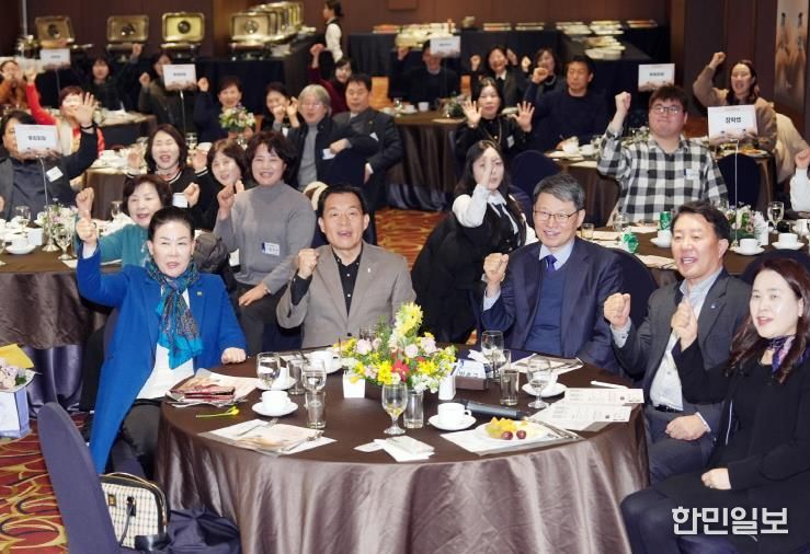 이재준 수원시장(가운데)과 참석자들이 함께하고 있다.