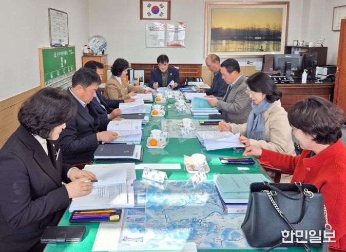 창녕군청 부군수실에서 2025년 하반기 적극행정 우수사례 선정을 위한 적극행정위원회를 진행하고 있다