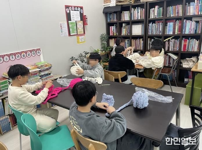 의정부시 송산2동, 아이들의 손끝에서 피어난 온기…어르신께 전할 사랑의 목도리 준비