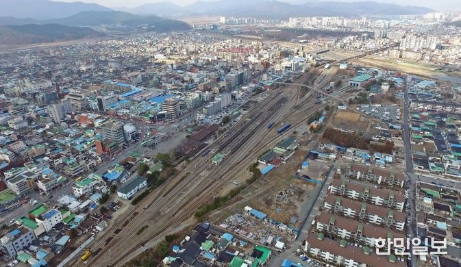도시재생 후보지로 선정된 옛 경주역 부지 전경. 철도 이전 이후 장기간 활용되지 못했던 폐역 부지가 국가 주도 도시재생 시범지구로 탈바꿈할 수 있을지 주목된다.
