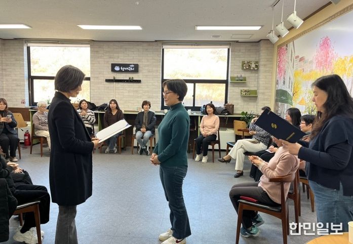 신규 상담자원봉사자 위촉장 수여 모습
